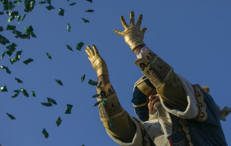 Recorridos en globo, comitivas y recepciones sustituyen las cabalgatas