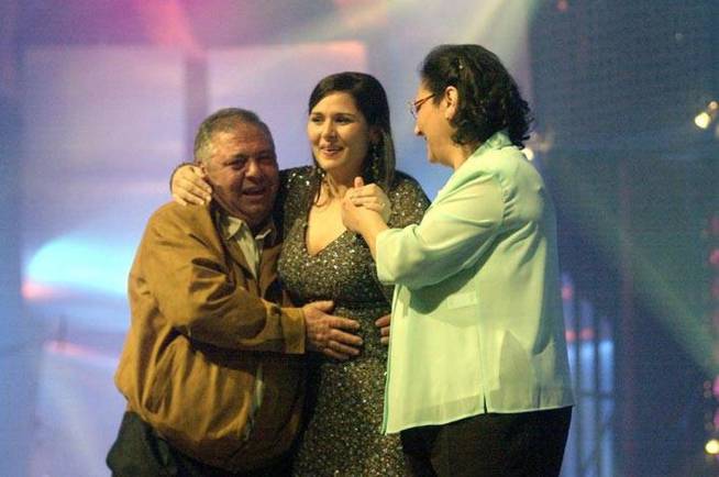 Rosa, Feliz Con Sus Padres, Tras Ganar La Final De Ot