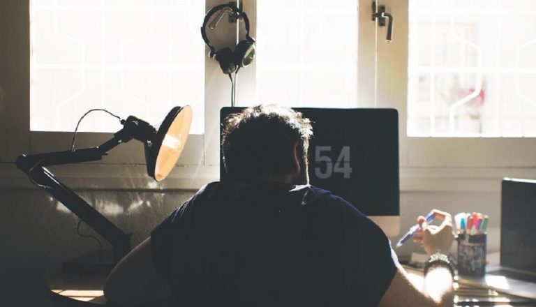 Cómo tener un espacio de trabajo bien equipado dentro del hogar