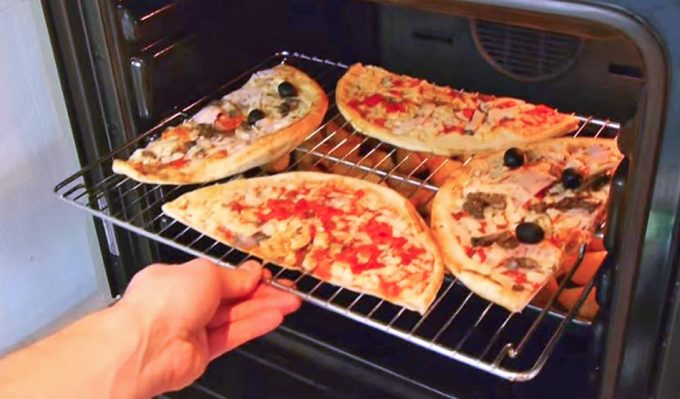 El Truco Para Calentar Dos Pizzas A La Vez En Una Bandeja Del Horno