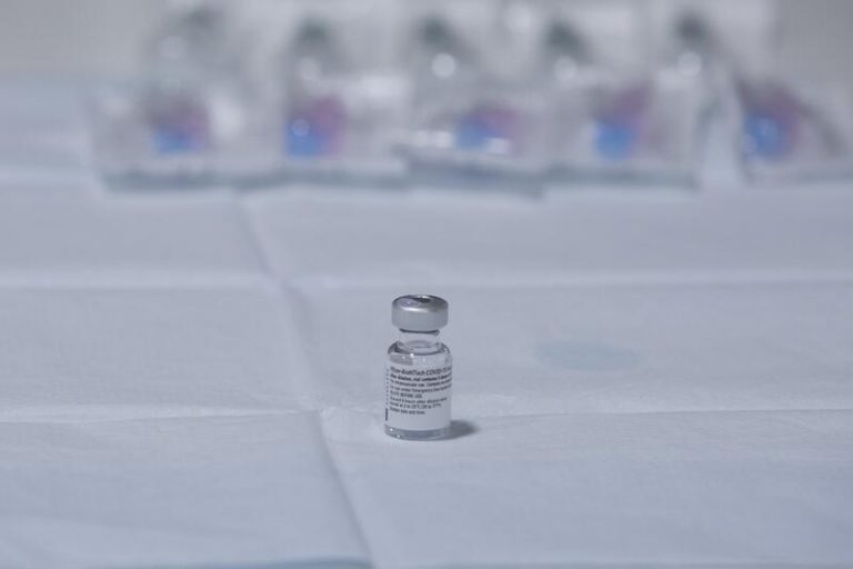 Pfizer y BioNTech prometen a Europa 75 millones de dosis en el segundo trimestre