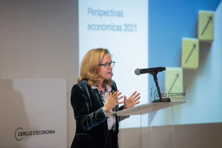 Calviño ve «absurdo» excluir a las empresas del Ibex de los concursos públicos