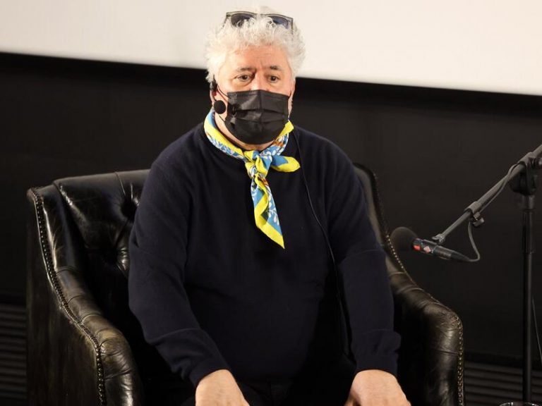 El corto ‘La voz humana’ de Almodóvar pasa el corte y sigue en la lucha por el Oscar