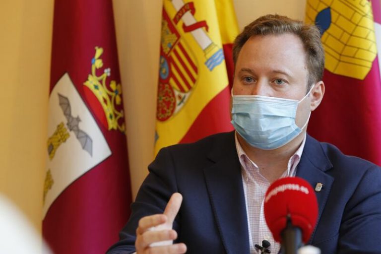 El alcalde de Albacete, acusado de contratar irregularmente una de sus empresas