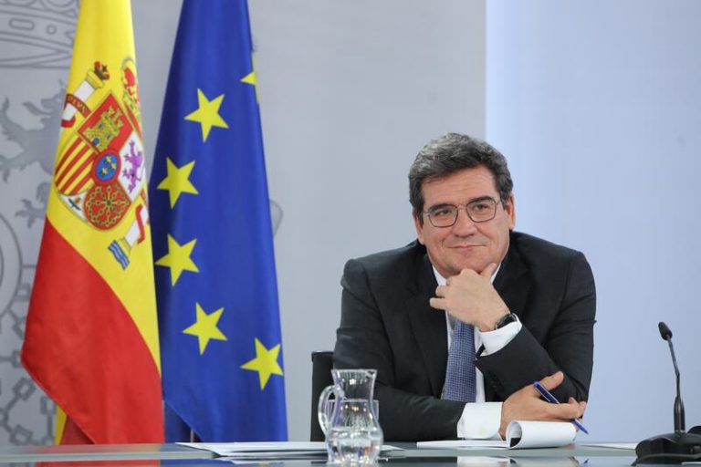 Escrivá aprecia un descenso de las bajas de sanitarios gracias a la vacuna