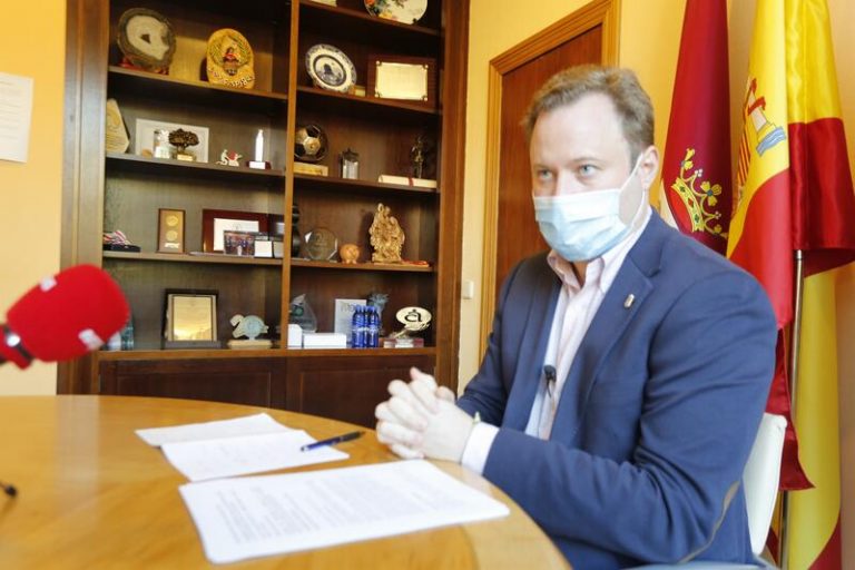 El alcalde de Albacete, acusado de corrupción, pide respeto por ser «una persona honrada»