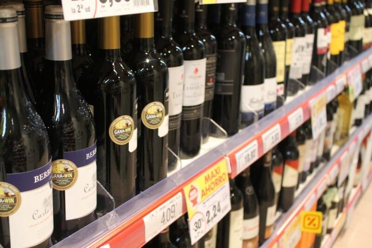 Andalucía limita su ‘ley seca’ a bebidas espirituosas de más de 21 grados