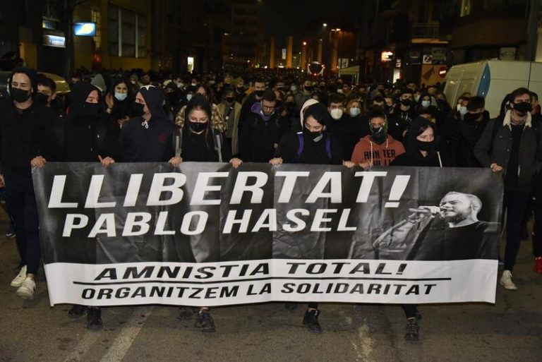 Echenique apoya protestas por Hasel y pide investigar la «violenta mutilación del ojo» de una joven