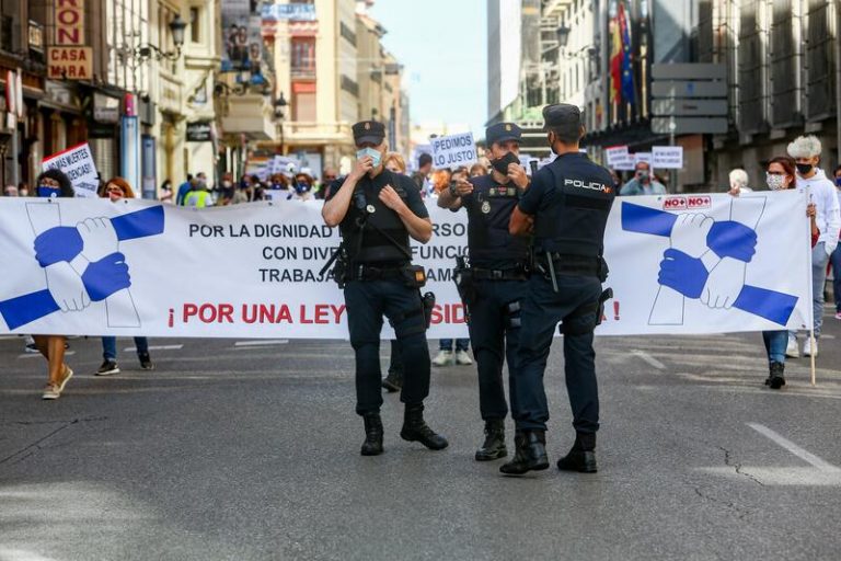 Familiares de víctimas en residencias declaran contra Ayuso por la gestión del Covid