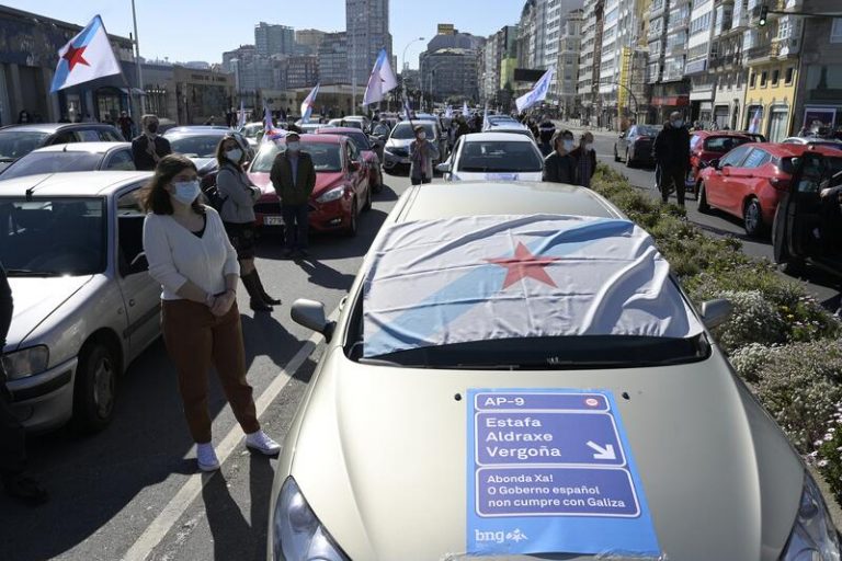 Una caravana convocada por el BNG marcha por A Coruña
