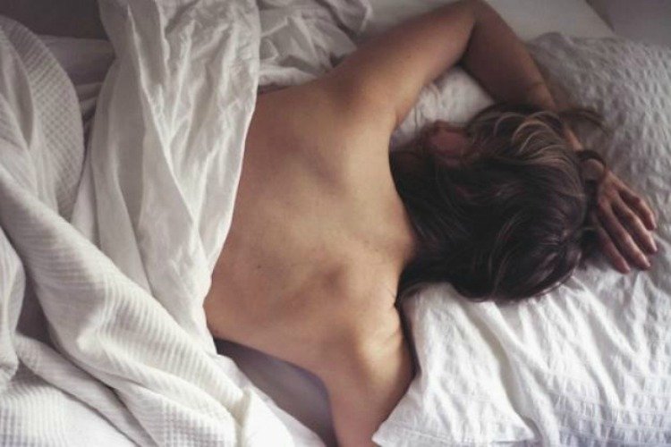 Alcanzar El Sueño Profundo Al Dormir Desnudo