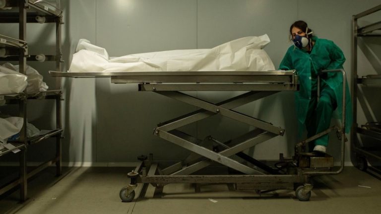 Andalucía suma más de cien muertes por tercer día seguido y registra 3.506 casos