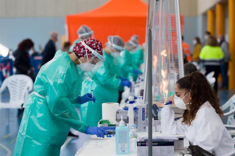 Andalucía suma 83 muertes, 1.803 casos y los hospitalizados bajan de 3.000