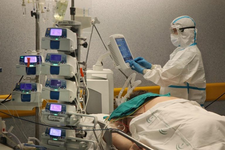 Andalucía suma 1.197 casos y 33 muertes y baja de 2.000 hospitalizados