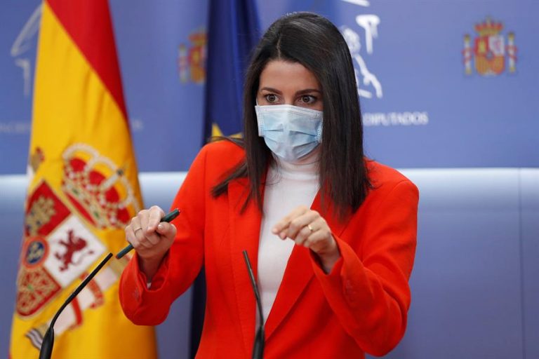 Arrimadas ve una «anomalía democrática» que el Gobierno tenga de socios a quienes buscan «destruir» la democracia