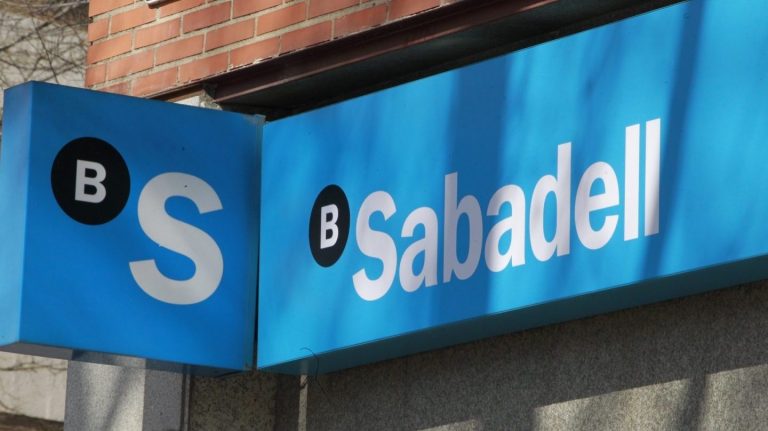 Banco Sabadell busca rejuvenecer al consejo con la llegada de González-Bueno y Alvear