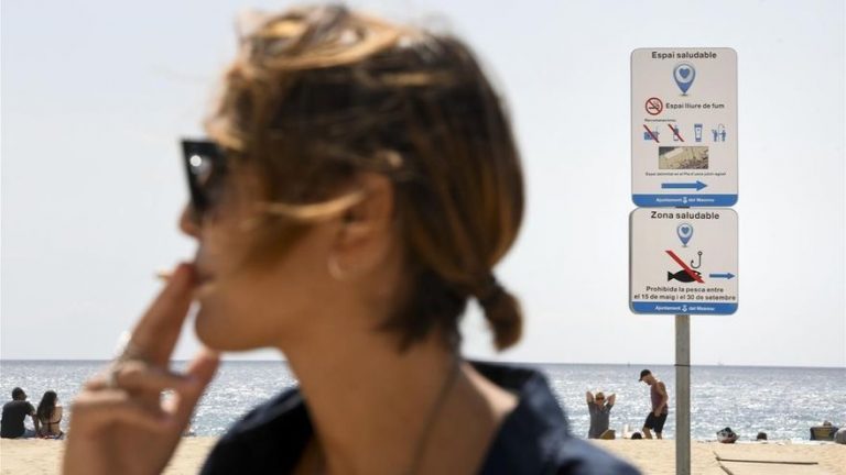 Barcelona quiere prohibir el tabaco en las playas y empezará este verano