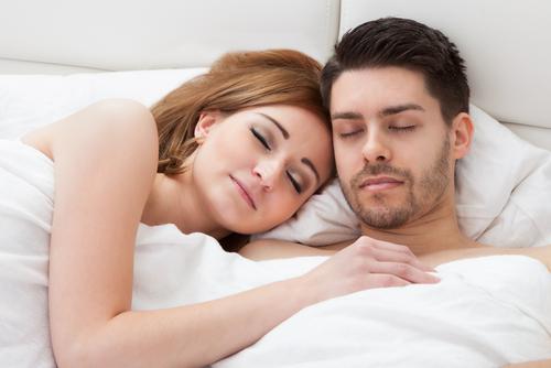Beneficios de dormir desnudo