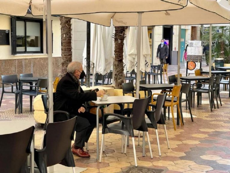 C.Valencia: Las terrazas no podrán tener barra ni servicio buffet y está prohibido fumar
