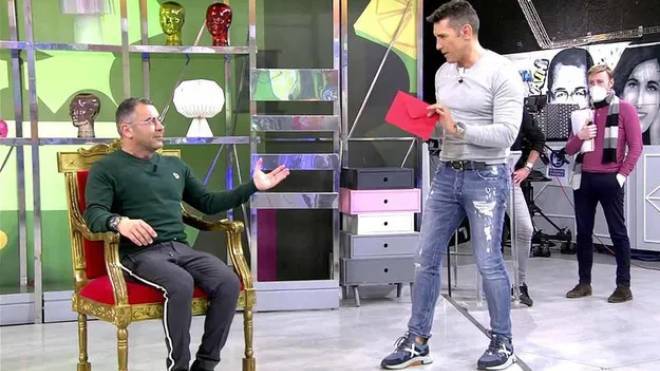 El Momento En El Que Se Le Ofrece Participar A Jorge Javier En Myhyv.