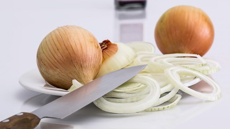 Cómo hacer un champú de cebolla casero