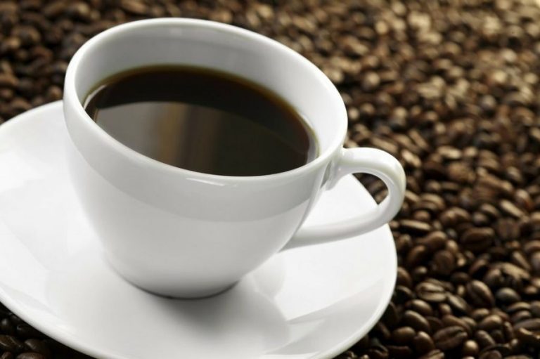 Tomar un café cargado media hora antes de hacer ejercicio aumenta la quema de grasa