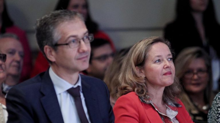 Calviño y Hernández de Cos apelan al consumo responsable para evitar un sobreendeudamiento
