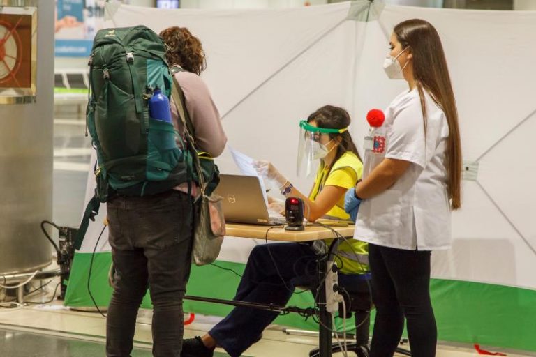 Canarias amplía hasta el 28-F el control de pruebas Covid a los viajeros nacionales
