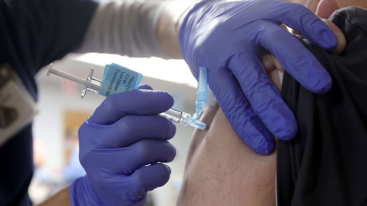 Cantabria podría llegar a vacunar al 70% de la población en un mes