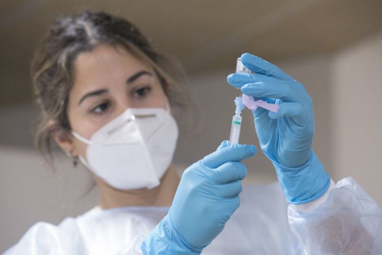 Cantabria podría llegar a vacunar al 70% de la población en un mes