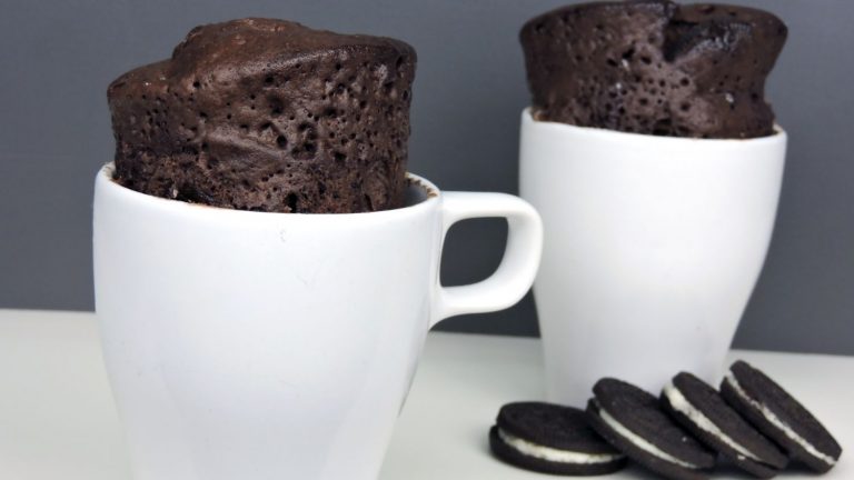 Cómo hacer un bizcocho de oreo al microondas en menos de 5 minutos