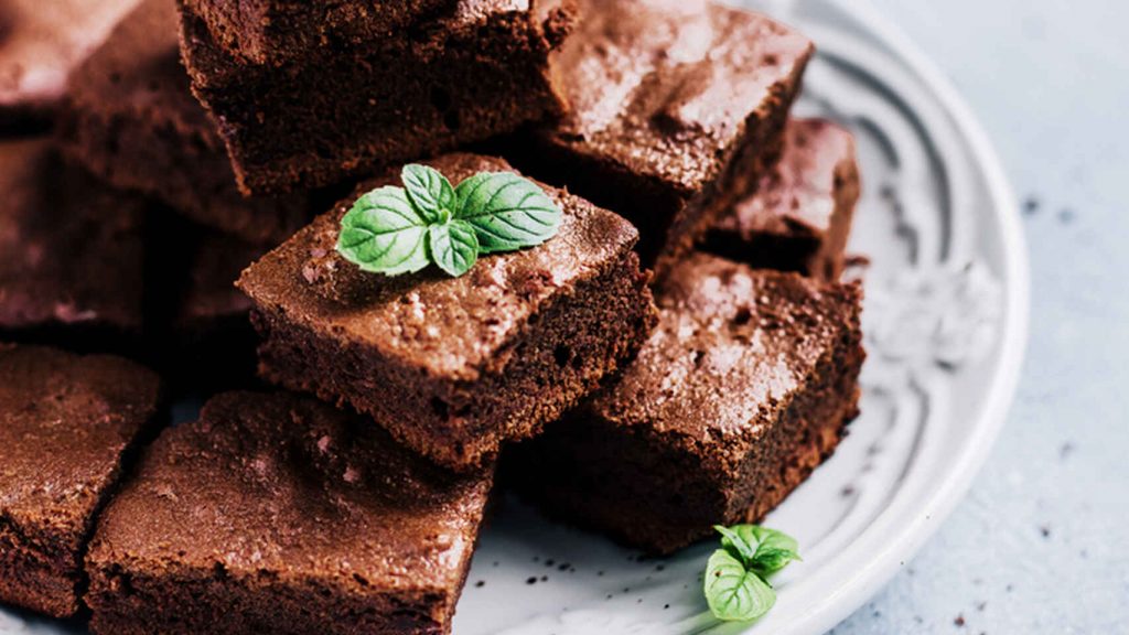 Como hacer un brownie de chocolate blanco en el microondas 2 Merca2.es