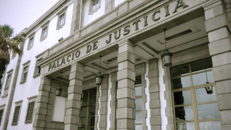 Condenan a dos policías de Mogán a prisión por torturar y lesionar a un inmigrante en 2011