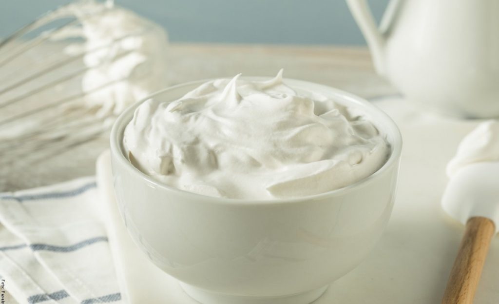 ¿Cuáles son los ingredientes necesarios para preparar la crema de leche casera?