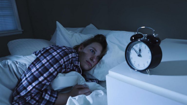 Cómo volver a dormir si te despiertas en mitad de la noche