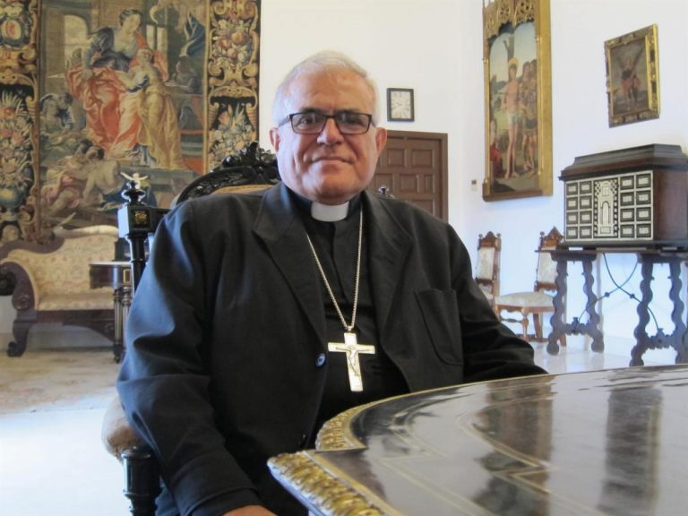 Obispo de Córdoba: La «constitución fundamental del ser humano» es emparejarse para formar familias