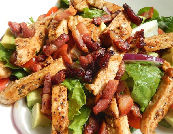 ¿Cómo preparar una ensalada de aguacate y bacon: combinación perfecta de vitaminas y proteínas? 
