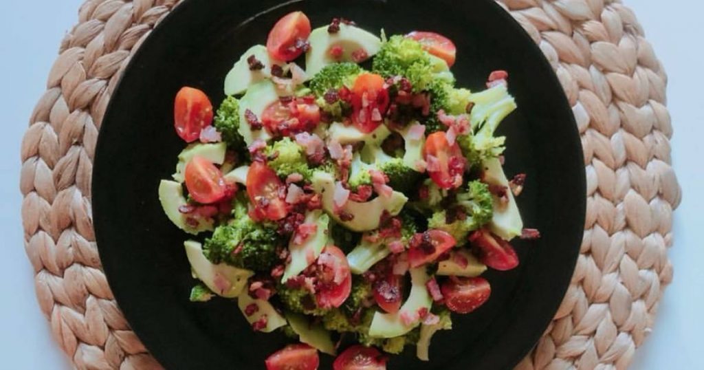 Ensalada distinta de aguacate, bacon, tomate y brócoli