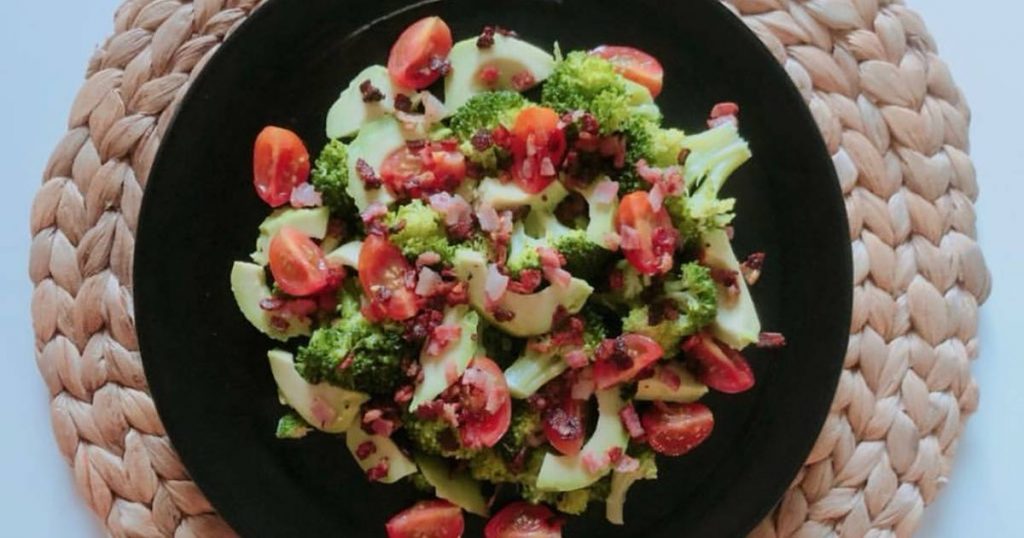 Ensalada Distinta De Aguacate, Bacon, Tomate Y Brócoli