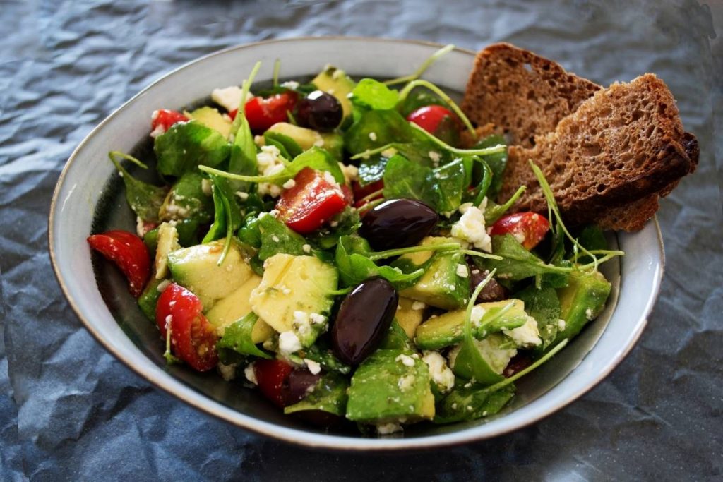 ¿Cómo Preparar Una Ensalada Keto Con Pollo Y Aguacate?