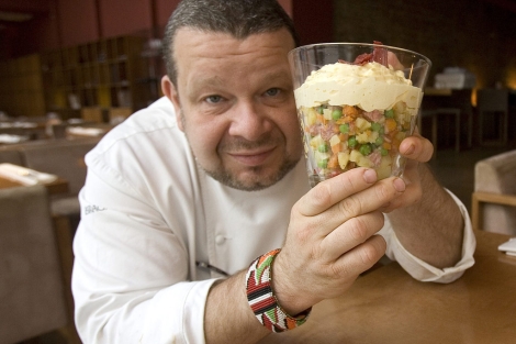 Preparación De La Receta De Ensaladilla Rusa De Gambas De Alberto Chicote