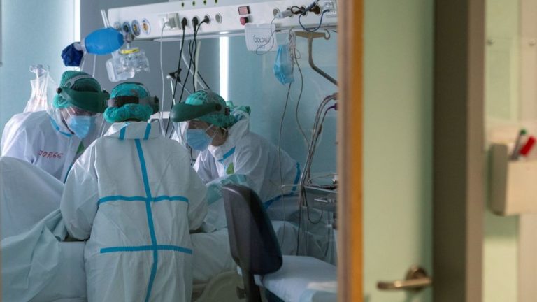 Euskadi suma 85 muertes en una semana y suben a 1.057 los nuevos casos