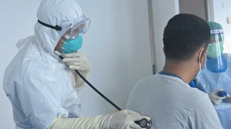 La positividad sigue bajando en Euskadi con un 4,7% y 643 casos más