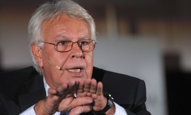 Felipe González ironiza con que opinar con libertad es «un deporte de alto riesgo»