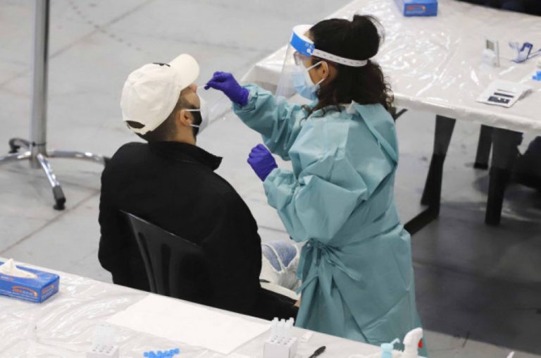 Descienden a 863 los hospitalizados con Covid en Galicia y los casos caen a 10.908