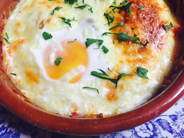 ¿Cuáles son los pasos para preparar el huevo al horno a los dos quesos?