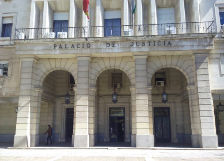 La Fiscalía reclama 25 años de cárcel a un acusado de asesinar a su mujer con un hacha en 2019