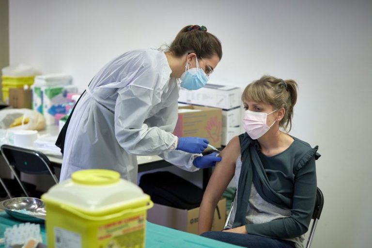 La pandemia supera la barrera de los 107 millones de contagios