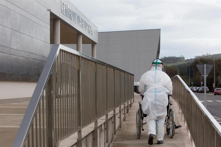 Los usuarios de residencias con Covid bajan a 313 en Galicia