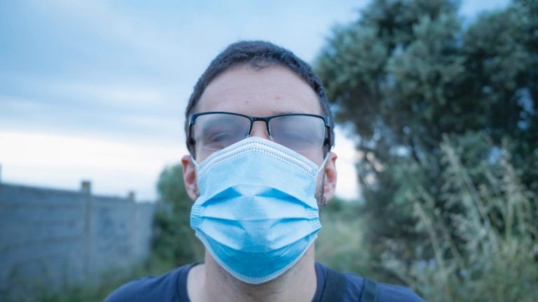 Cómo eliminar el vaho de las gafas por el uso de la mascarilla